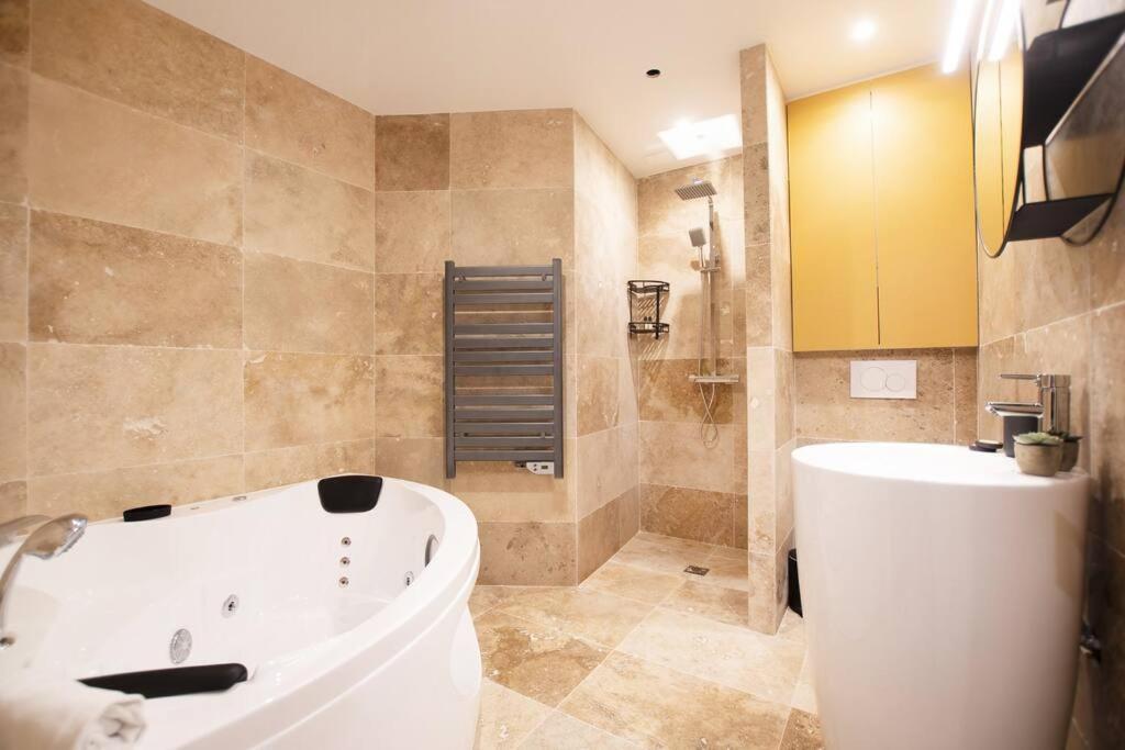 Avec Jacuzzi Dans Le 10e